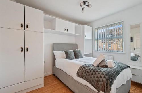 Brunel House | 5 Min to Heathrow & Uxbridge Station with Parking