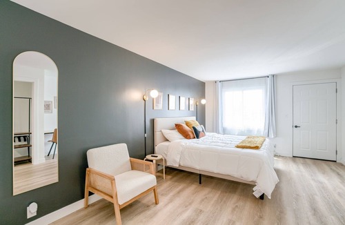 Lincoln Hotel | 5 min. to Lincoln's top attractions. King-size bed, kitchenette & outdoor space