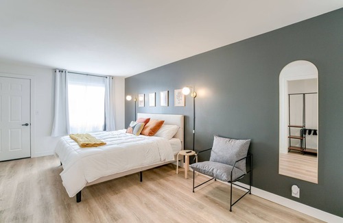 Lincoln Hotel | 5 min. to Lincoln's top attractions. King-size bed, kitchenette & outdoor space