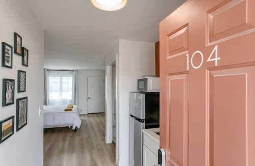 Lincoln Hotel | 5 min. to Lincoln's top attractions. King-size bed, kitchenette & outdoor space