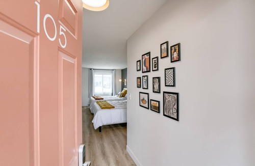 Lincoln Hotel | 5 min. to Lincoln's top attractions. 2 Queens, kitchenette & outdoor space.