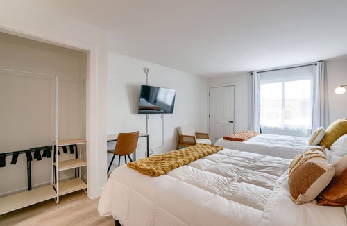 Lincoln Hotel | 5 min. to Lincoln's top attractions. 2 Queens, kitchenette & outdoor space.