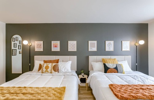 Lincoln Hotel | 5 min. to Lincoln's top attractions. 2 Queens, WiFi, pickleball, & outdoor space