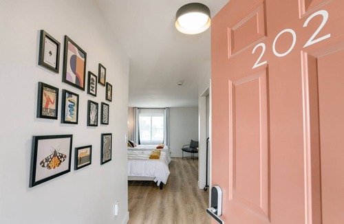 Lincoln Hotel | 5 min. to Lincoln's top attractions. 2 Queens, WiFi, kitchenette & outdoor space