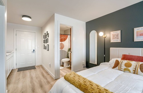 Lincoln Hotel | 5 min. to Lincoln's top attractions. 2 Queens, WiFi, kitchenette & outdoor space