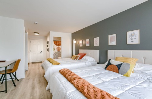 Lincoln Hotel | 5 min. to Lincoln's top attractions. 2 Queens, WiFi, kitchenette & outdoor space