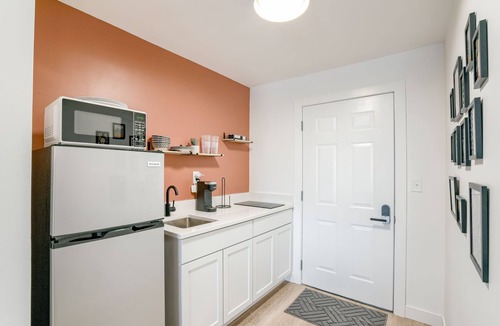 Lincoln Hotel | 5 min. to Lincoln's top attractions. 2 Queens, WiFi, kitchenette & outdoor space