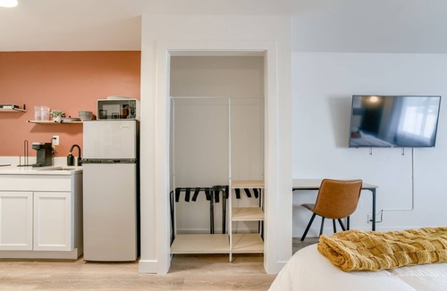 Lincoln Hotel | 5 min. to Lincoln's top attractions. 2 Queens, WiFi, kitchenette & outdoor space
