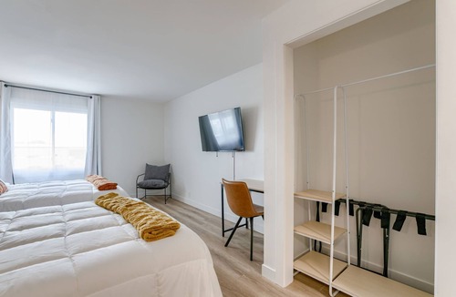 Lincoln Hotel | 5 min. to Lincoln's top attractions. 2 Queens, kitchenette, WiFi & outdoor space