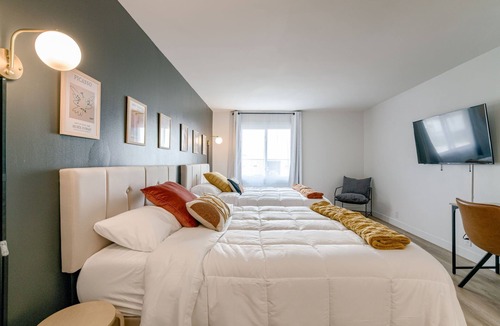 Lincoln Hotel | 5 min. to Lincoln's top attractions. 2 Queens, kitchenette, WiFi & outdoor space