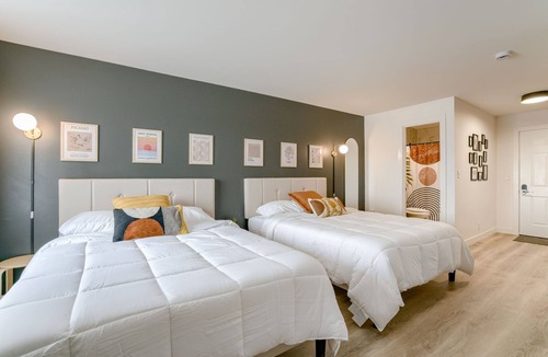 Lincoln Hotel | 5 min. to Lincoln's top attractions. 2 Queens, kitchenette, WiFi & outdoor space