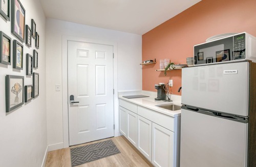 Lincoln Hotel | 5 min. to Lincoln's top attractions. 2 Queens, kitchenette, WiFi & outdoor space
