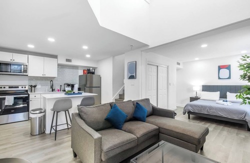 Dallas Apartment | 5 Min to Love Field | Gated+Guard | 2BR | Parking