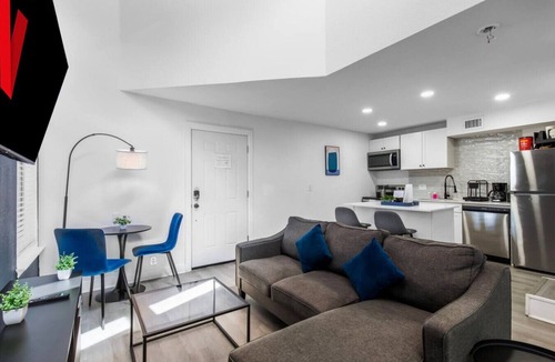 Dallas Apartment | 5 Min to Love Field | Gated+Guard | 2BR | Parking