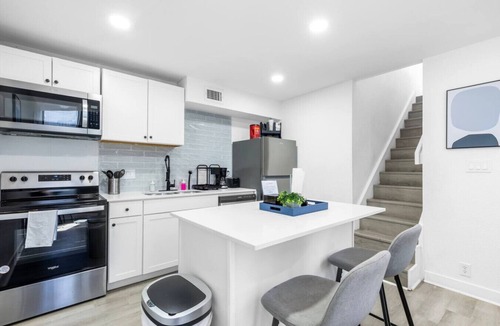 Dallas Apartment | 5 Min to Love Field | Gated+Guard | 2BR | Parking