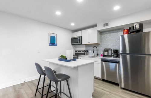 Dallas Apartment | 5 Min to Love Field | Gated+Guard | 2BR | Parking
