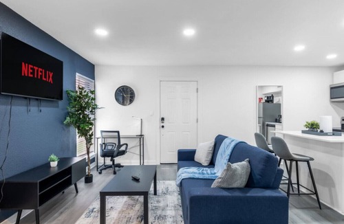 Dallas Apartment | 5 Min to Love Field | Gated+Guard | 1BR | Parking