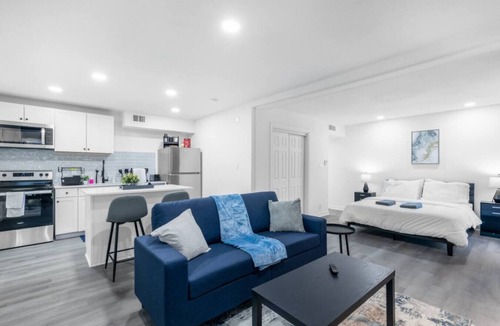 Dallas Apartment | 5 Min to Love Field | Gated+Guard | 1BR | Parking