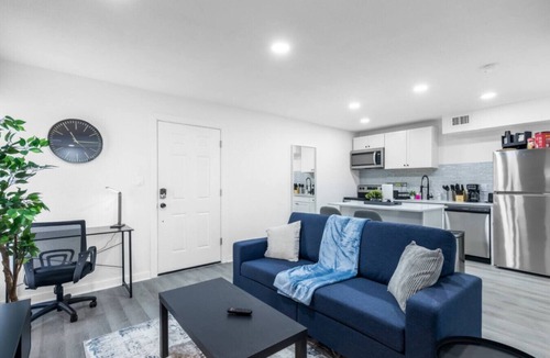 Dallas Apartment | 5 Min to Love Field | Gated+Guard | 1BR | Parking