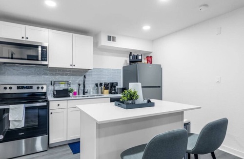 Dallas Apartment | 5 Min to Love Field | Gated+Guard | 1BR | Parking