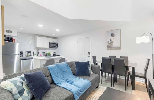 Dallas Apartment | 5 Min to Love Field - Gated+Guard - 3BR - Parking