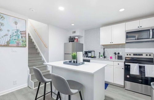 Dallas Apartment | 5 Min to Love Field - Gated+Guard - 3BR - Parking