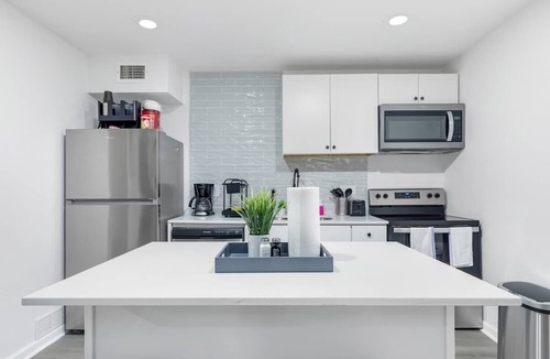 Dallas Apartment | 5 Min to Love Field - Gated+Guard - 3BR - Parking