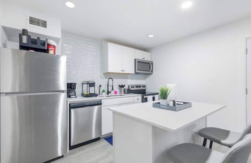 Dallas Apartment | 5 Min to Love Field - Gated+Guard - 3BR - Parking