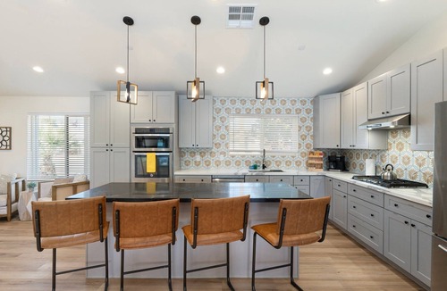 Cox Heights House | 5 min to Old Town + Pool + Putting Green + BBQ
