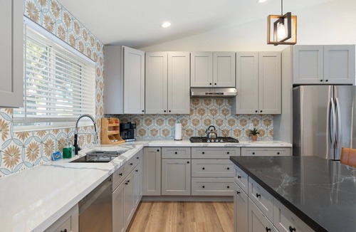 Cox Heights House | 5 min to Old Town + Pool + Putting Green + BBQ