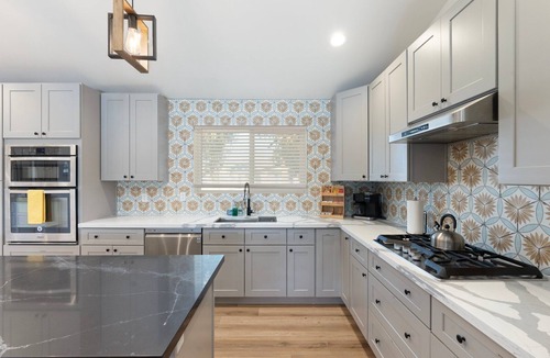 Cox Heights House | 5 min to Old Town + Pool + Putting Green + BBQ