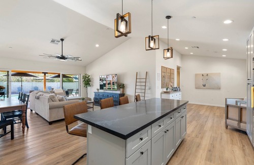 Cox Heights House | 5 min to Old Town + Pool + Putting Green + BBQ