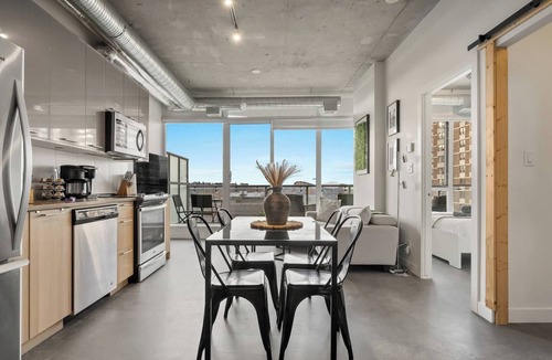 East Village Apartment | 5 min to Stampede | 2BR | AC | UG Parking