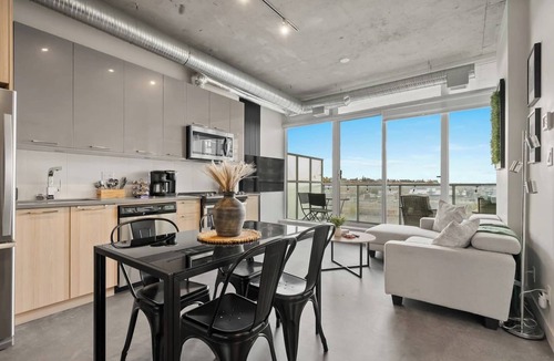 East Village Apartment | 5 min to Stampede | 2BR | AC | UG Parking