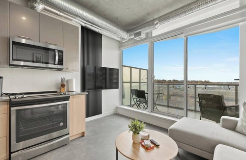 East Village Apartment | 5 min to Stampede | 2BR | AC | UG Parking
