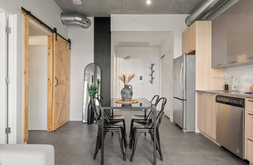 East Village Apartment | 5 min to Stampede | 2BR | AC | UG Parking
