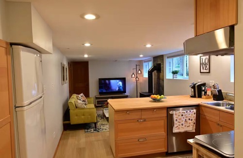 Ravenna House | 5 min to UW and U-Village/Cozy Design