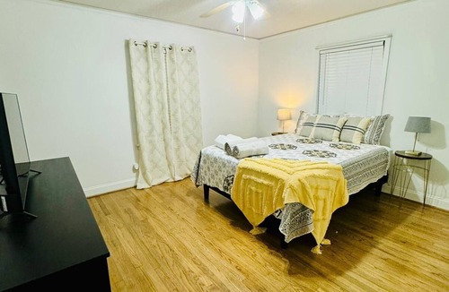 Willow Meadows/Willowbend Area House | 5 Min to World Cup Stadium - Sleeps 8 -Parking -Groups Welcome