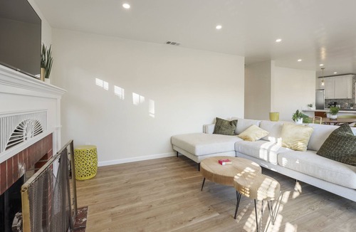 Stockton House | 5 min walk from UOP & Miracle Mile- Updated home with master suite!