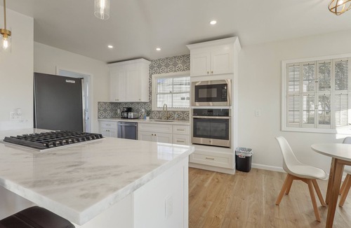 Stockton House | 5 min walk from UOP & Miracle Mile- Updated home with master suite!