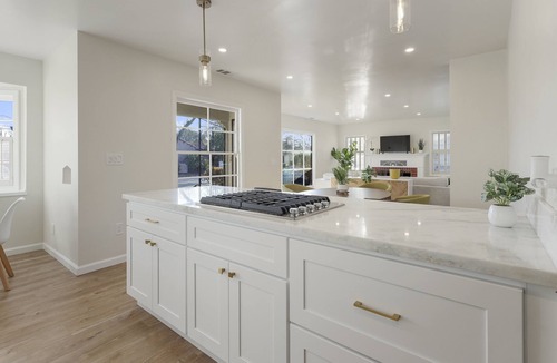 Stockton House | 5 min walk from UOP & Miracle Mile- Updated home with master suite!