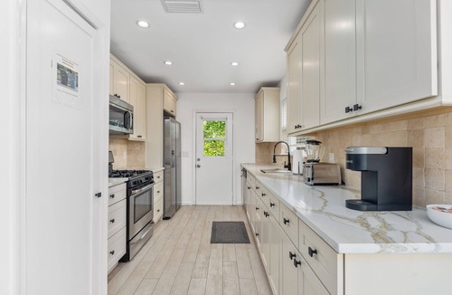 Singer Island Villa | 5 min Walk to Beach ~ King Bed ~ Beach Chairs