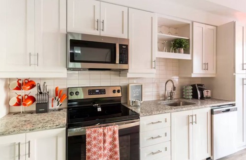 Sobro Condo | 5 min walk to Broadway & free parking!