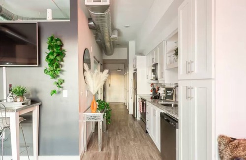 Sobro Condo | 5 min walk to Broadway & free parking!