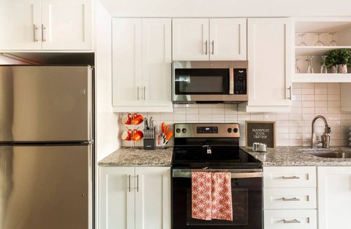 Sobro Condo | 5 min walk to Broadway & free parking!