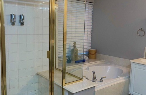 Rockwall House | 5 min walk to Lake, boating, food & local conveniences