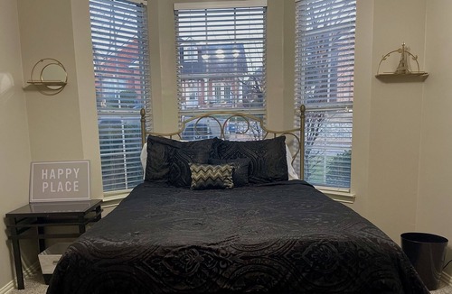 Rockwall House | 5 min walk to Lake, boating, food & local conveniences
