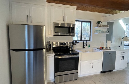 Lackawaxen House | 5 min walk to ski lifts & lodge! 25% off ski lifts & tubing! 1 hr from Legoland