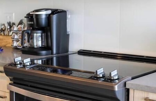 East Village Apartment | 5 min walk to Stampede | 2BR | AC | UG Parking