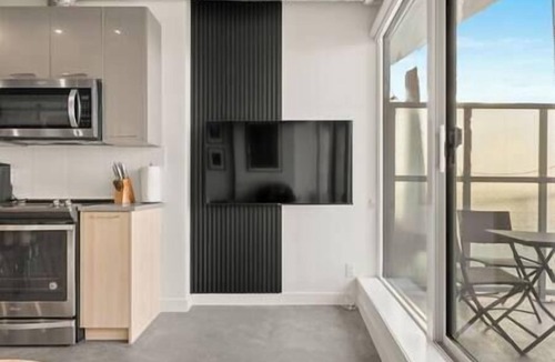 East Village Apartment | 5 min walk to Stampede | 2BR | AC | UG Parking